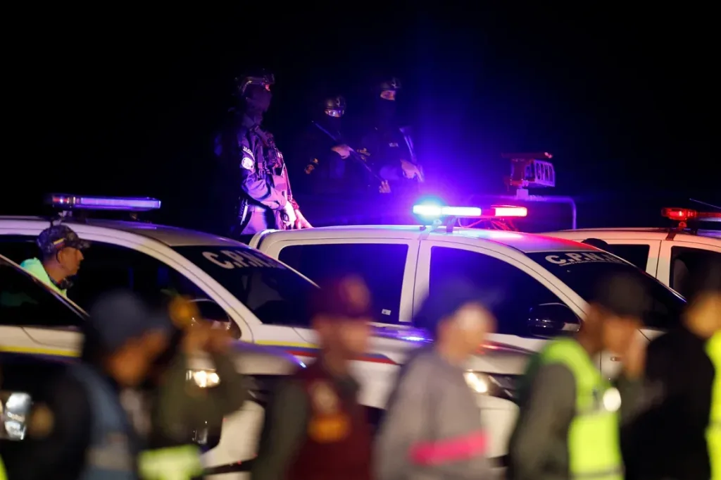 Personal de seguridad hace guardia durante el día en que migrantes venezolanos llegan en un vuelo después de ser deportados de Estados Unidos, en Caracas, Venezuela, el 24 de marzo de 2025. Leonardo Fernández Viloria/Reuters