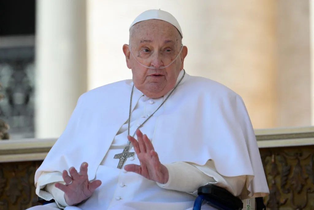 El papa Francisco aparece de sorpresa en la plaza San Pedro