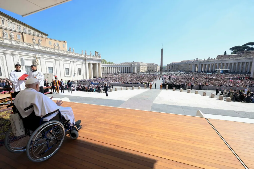 El papa Francisco aparece de sorpresa en la plaza San Pedro