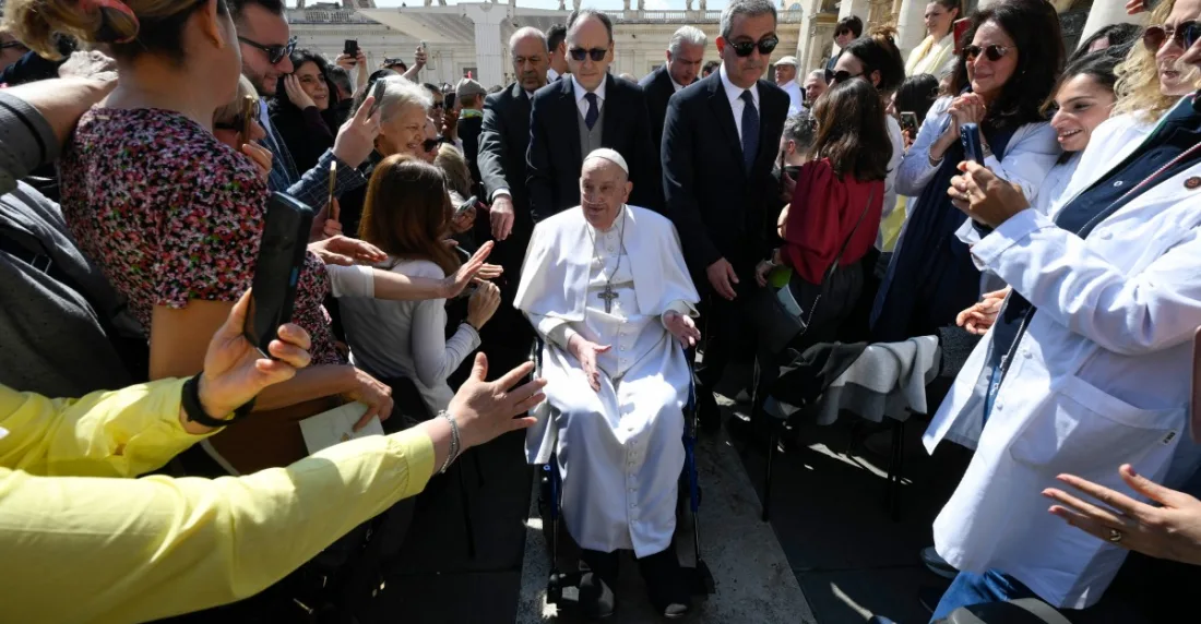 El papa Francisco aparece de sorpresa en la plaza San Pedro