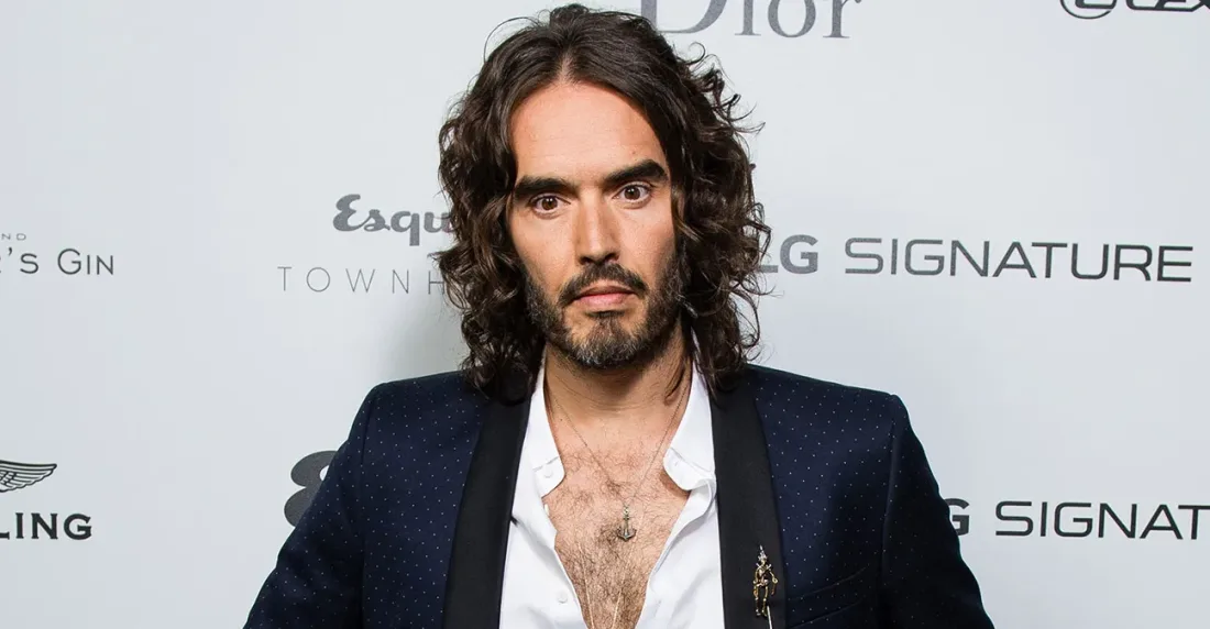 Acusan al comediante Russell Brand por secuestro y agresiones sexuales