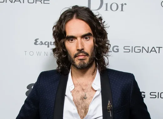 Acusan al comediante Russell Brand por secuestro y agresiones sexuales