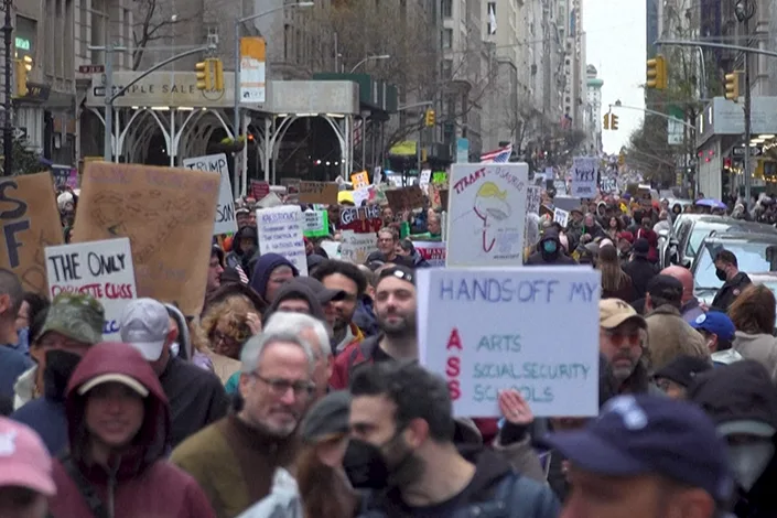 Decenas de miles de personas protestan contra Trump en EE.UU. | El Estímulo