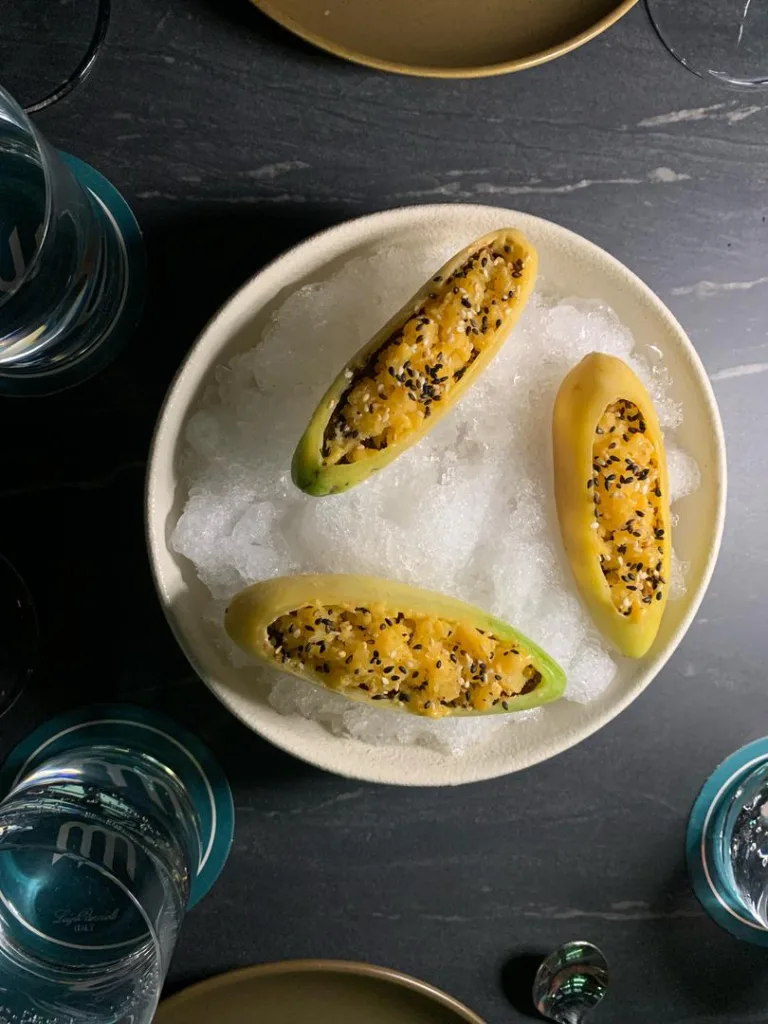 5. Manzana de azúcar

La manzana de azúcar es nativa de Colombia

Por supuesto que surgió de algún lejano injerto, pero ahora es una manzana nativa de Colombia, que se conoce con ese nombre por lo jugosa y dulce que es. 

Es pequeña y alargada, no redonda como las tradicionales que conocemos. Su color es entre amarillo y rojo. 

6. Chachafruto

Chachafruto en Paloquemao. Foto sobreelmantel 

Es una planta andina. Pelada, parece una castaña, pero en realidad es una leguminosa y sus habas vienen envueltas en grandes vainas verdes. 

No es dulce, y hay que cocinarla en agua hirviendo para poder comerla. Se hace puré y con este se pueden hacer buñuelos, croquetas y hasta postres. 

7. Curuba
