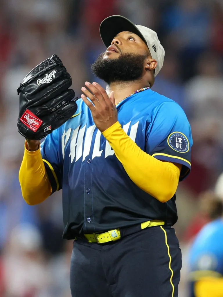 Suspenden al lanzador venezolano José Alvarado por 80 partidos en Grandes Ligas