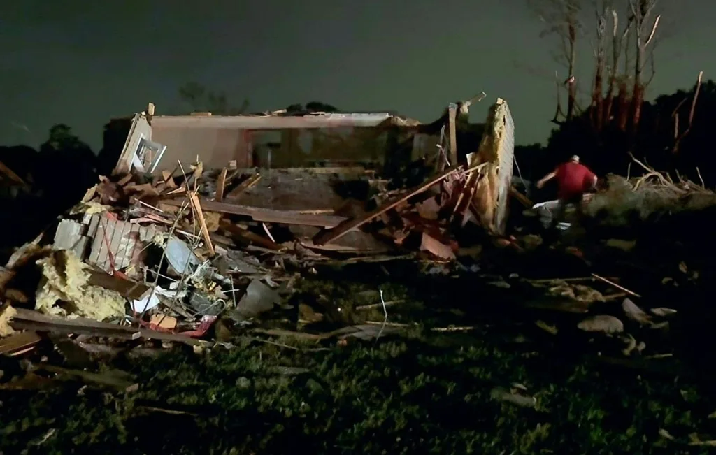El estado más afectado es Kentucky. Su gobernador, Andy Beshear, declaró en la red social X que al menos 14 personas fallecieron en las fuertes tormentas del viernes por la noche. En Misuri, al menos otras siete perdieron la vida, según el diario The Washington Post.