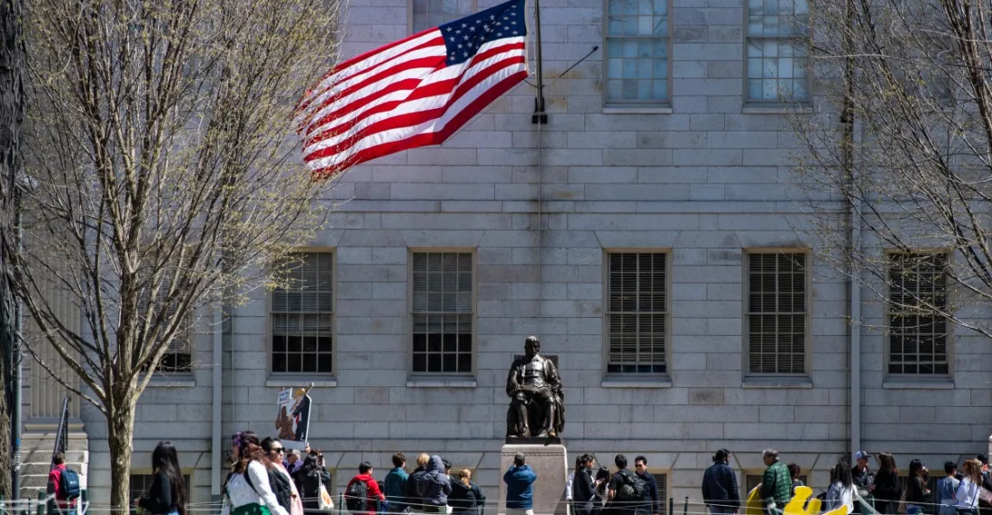 Trump prohíbe estudiantes extranjeros en Harvard: los que están se tienen que ir