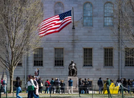 Trump prohíbe estudiantes extranjeros en Harvard: los que están se tienen que ir