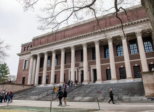 Trump prohíbe estudiantes extranjeros en Harvard: los que están se tienen que ir