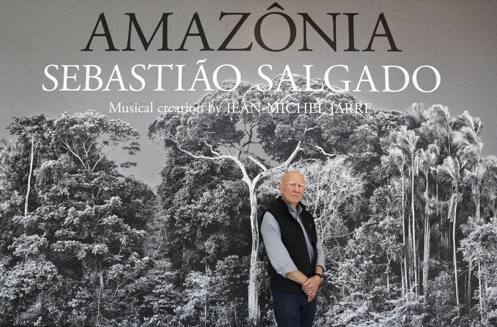 El fotógrafo documental brasileño Sebastiao Salgado posa para una foto en la presentación de prensa de su exposición "Amazonia" en el Centro de Ciencias de California el 19 de octubre de 2022 en Los Ángeles, California. 