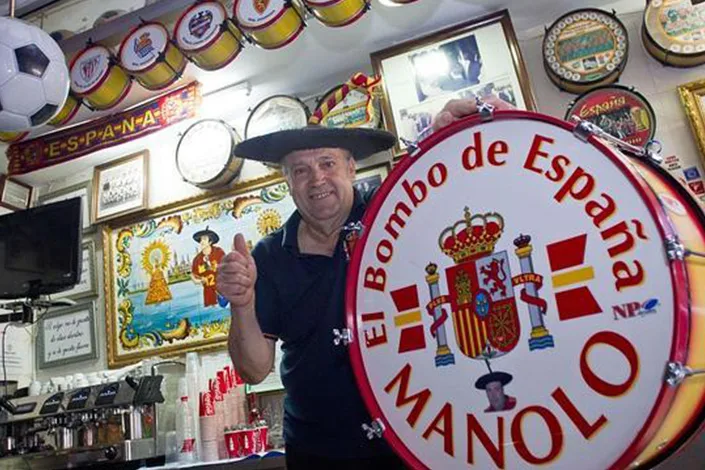 Muere Manolo el del bombo, el más insigne aficionado de la selección española