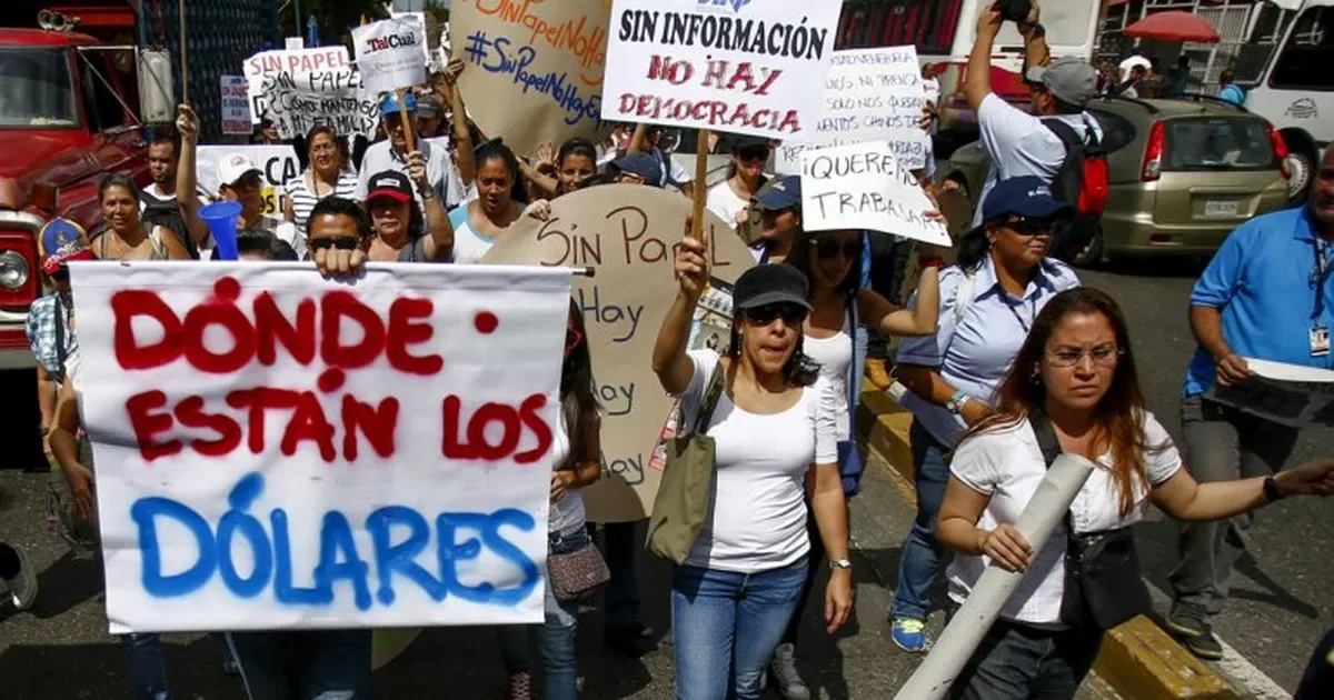 35% de los venezolanos señalan la crisis económica como principal motivo para emigrar.
