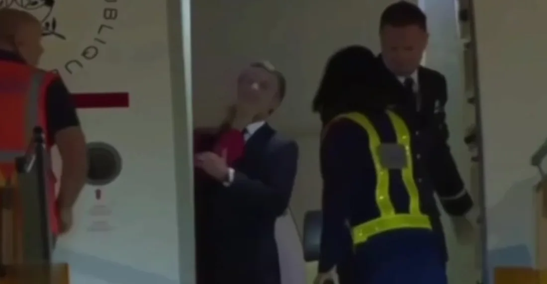 Macron recibe un manotazo de su esposa y se hace viral: ¿broma o realidad?