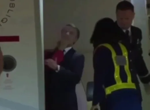 Macron recibe un manotazo de su esposa y se hace viral: ¿broma o realidad?