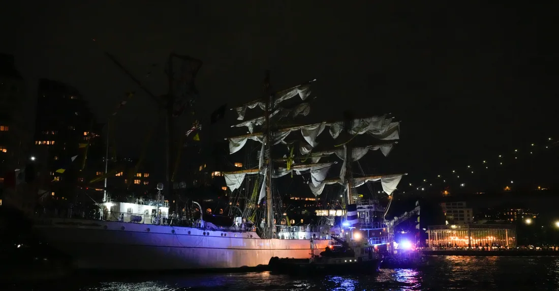 Un buque mexicano choca contra el Puente de Brooklyn: van 2 muertos y varios heridos
