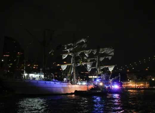 Un buque mexicano choca contra el Puente de Brooklyn: van 2 muertos y varios heridos