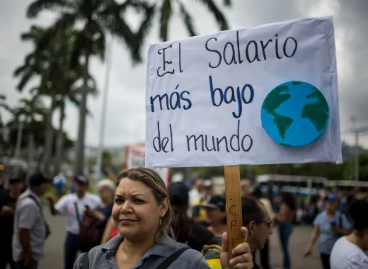 Venezolanos exigen aumento real de salario
