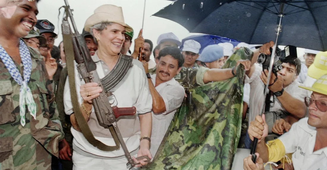 Violeta Barrios de Chamorro, quien pacificó Nicaragua después de décadas de guerra y fue la primera mujer elegida presidenta en América, murió el sábado a los 95 años en Costa Rica, informó su familia. Barrios de Chamorro, presidenta de Nicaragua de 1990 a 1997, había sido trasladada de Managua a San José en octubre de 2023 para estar cerca de sus cuatro hijos, desterrados por el actual gobierno de Daniel Ortega. "Doña Violeta falleció en paz, rodeada del cariño y del amor de sus hijos y de las personas que le brindaron un cuido extraordinario", según un comunicado firmado por sus familiares. La expresidenta murió por complicaciones derivadas del Alzheimer y una embolia cerebral que sufrió en diciembre de 2018. "Sus restos descansarán temporalmente en San José, Costa Rica, hasta que Nicaragua vuelva a ser República, y su legado patriótico pueda ser honrado en un país libre y democrático", subrayó el texto. Ortega, un exguerrillero de 79 años, presidente de Nicaragua de 1985 a 1990 y nuevamente en el poder desde 2007, es señalado por sus críticos, gobiernos y organismos internacionales de ser un autócrata que aniquiló la tolerancia, libertades e independencia de poderes, que "Doña Violeta" había obtenido. En Managua, el gobierno de Ortega y su esposa Rosario Murillo, designada "copresidenta" en febrero pasado, destacó que Barrios de Chamorro hizo un aporte a la paz en Nicaragua, en un comunicado titulado "Descanse en paz Doña Violeta". El gobierno nicaragüense "reafirma que su figura representó un aporte para la necesaria paz en nuestro país", indicó la nota publicada en medios oficialistas, sin anunciar ninguna medida en homenaje a la expresidenta. - Un legado de "reconciliación" - Ocho expresidentes de Costa Rica, entre ellos el Nobel de la Paz Óscar Árias, recordaron a Barrios de Chamorro como una "ciudadana" que "sirvió con valentía, dedicación, y honradez al pueblo de Nicaragua en sus horas más oscuras y decisivas". "Gran dama, luchadora y demócrata", reaccionó de su parte el presidente de Panamá, José Raúl Mulino. Diversas personalidades nicaragüenses y organizaciones sociales en el exilio lamentaron su muerte. "Doña Violeta siempre consecuente con su ánimo de reconciliación, actuación democrática y empatía. Falleció en San José, forzada por la persecución de sus hijos e hijas", aseguró la excomandante guerrillera Dora María Téllez, en España tras haber sido encarcelada y expulsada del país por el gobierno de Ortega. Desde Estados Unidos, Arturo McFields, exembajador nicaragüense ante la Organización de Estados Americanos (OEA), demostró "inmenso" el legado de Chamorro: "Doña Violeta nos recuerda que ningún exilio es eterno y que incluso las dictaduras más sangrientas tienen fecha de caducidad". Barrios de Chamorro era la viuda del periodista Pedro Joaquín Chamorro, miembro de una de las familias más prominentes de Nicaragua, que siendo dueño y director del diario La Prensa fue asesinado en enero de 1978 por su oposición a la dictadura de Anastasio Somoza. Cuando en julio de 1979, el Frente Sandinista de Liberación Nacional (FSLN) derrocó al régimen de Somoza, ella integró la Junta de Gobierno de Reconstrucción Nacional, entre cuyos cinco miembros estaba Ortega. - "Trascendental" - Contra todo pronóstico, Barrios de Chamorro ganó las elecciones de 1990 postuladas por la ONU, una coalición de 14 partidos que derrotó a Ortega, que buscaba seguir en el poder. Esta política, entonces de 60 años, reconcilió a un país dividido y en bancarrota tras décadas de guerra. Abolió el servicio militar obligatorio, concluyó el desarme de la guerrilla de los contras y redujo al entonces Ejército Popular Sandinista, fortaleció la institucionalidad y la libertad de prensa. "Ha fallecido uno de los personajes más trascendentales de la historia reciente de Nicaragua. En su período se produjo la única primavera democrática", subrayo el nicaragüense Centro de Asistencia Legal Interamericano, que trabaja en el exilio. En lo económico, Barrios de Chamorro abrió el país al mercado libre y adoptó un plan de austeridad fiscal y privatización de empresas públicas, que provocaron huelgas masivas. Los sandinistas la acusaban de haber anulado los avances sociales de la revolución. Tras las protestas contra Ortega de 2018, cuya represión dejó 320 muertos según la ONU, sus hijos adoptaron, desde el periodismo o la política, un fuerte activismo opositor que los llevó al destierro.
