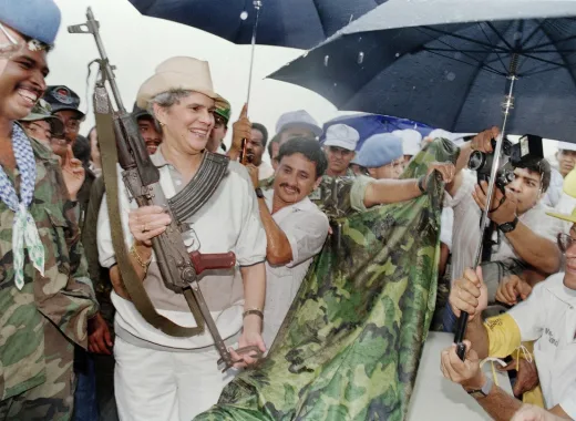 Violeta Barrios de Chamorro, quien pacificó Nicaragua después de décadas de guerra y fue la primera mujer elegida presidenta en América, murió el sábado a los 95 años en Costa Rica, informó su familia. Barrios de Chamorro, presidenta de Nicaragua de 1990 a 1997, había sido trasladada de Managua a San José en octubre de 2023 para estar cerca de sus cuatro hijos, desterrados por el actual gobierno de Daniel Ortega. "Doña Violeta falleció en paz, rodeada del cariño y del amor de sus hijos y de las personas que le brindaron un cuido extraordinario", según un comunicado firmado por sus familiares. La expresidenta murió por complicaciones derivadas del Alzheimer y una embolia cerebral que sufrió en diciembre de 2018. "Sus restos descansarán temporalmente en San José, Costa Rica, hasta que Nicaragua vuelva a ser República, y su legado patriótico pueda ser honrado en un país libre y democrático", subrayó el texto. Ortega, un exguerrillero de 79 años, presidente de Nicaragua de 1985 a 1990 y nuevamente en el poder desde 2007, es señalado por sus críticos, gobiernos y organismos internacionales de ser un autócrata que aniquiló la tolerancia, libertades e independencia de poderes, que "Doña Violeta" había obtenido. En Managua, el gobierno de Ortega y su esposa Rosario Murillo, designada "copresidenta" en febrero pasado, destacó que Barrios de Chamorro hizo un aporte a la paz en Nicaragua, en un comunicado titulado "Descanse en paz Doña Violeta". El gobierno nicaragüense "reafirma que su figura representó un aporte para la necesaria paz en nuestro país", indicó la nota publicada en medios oficialistas, sin anunciar ninguna medida en homenaje a la expresidenta. - Un legado de "reconciliación" - Ocho expresidentes de Costa Rica, entre ellos el Nobel de la Paz Óscar Árias, recordaron a Barrios de Chamorro como una "ciudadana" que "sirvió con valentía, dedicación, y honradez al pueblo de Nicaragua en sus horas más oscuras y decisivas". "Gran dama, luchadora y demócrata", reaccionó de su parte el presidente de Panamá, José Raúl Mulino. Diversas personalidades nicaragüenses y organizaciones sociales en el exilio lamentaron su muerte. "Doña Violeta siempre consecuente con su ánimo de reconciliación, actuación democrática y empatía. Falleció en San José, forzada por la persecución de sus hijos e hijas", aseguró la excomandante guerrillera Dora María Téllez, en España tras haber sido encarcelada y expulsada del país por el gobierno de Ortega. Desde Estados Unidos, Arturo McFields, exembajador nicaragüense ante la Organización de Estados Americanos (OEA), demostró "inmenso" el legado de Chamorro: "Doña Violeta nos recuerda que ningún exilio es eterno y que incluso las dictaduras más sangrientas tienen fecha de caducidad". Barrios de Chamorro era la viuda del periodista Pedro Joaquín Chamorro, miembro de una de las familias más prominentes de Nicaragua, que siendo dueño y director del diario La Prensa fue asesinado en enero de 1978 por su oposición a la dictadura de Anastasio Somoza. Cuando en julio de 1979, el Frente Sandinista de Liberación Nacional (FSLN) derrocó al régimen de Somoza, ella integró la Junta de Gobierno de Reconstrucción Nacional, entre cuyos cinco miembros estaba Ortega. - "Trascendental" - Contra todo pronóstico, Barrios de Chamorro ganó las elecciones de 1990 postuladas por la ONU, una coalición de 14 partidos que derrotó a Ortega, que buscaba seguir en el poder. Esta política, entonces de 60 años, reconcilió a un país dividido y en bancarrota tras décadas de guerra. Abolió el servicio militar obligatorio, concluyó el desarme de la guerrilla de los contras y redujo al entonces Ejército Popular Sandinista, fortaleció la institucionalidad y la libertad de prensa. "Ha fallecido uno de los personajes más trascendentales de la historia reciente de Nicaragua. En su período se produjo la única primavera democrática", subrayo el nicaragüense Centro de Asistencia Legal Interamericano, que trabaja en el exilio. En lo económico, Barrios de Chamorro abrió el país al mercado libre y adoptó un plan de austeridad fiscal y privatización de empresas públicas, que provocaron huelgas masivas. Los sandinistas la acusaban de haber anulado los avances sociales de la revolución. Tras las protestas contra Ortega de 2018, cuya represión dejó 320 muertos según la ONU, sus hijos adoptaron, desde el periodismo o la política, un fuerte activismo opositor que los llevó al destierro.