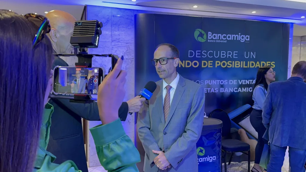 Alberto Camardiel, director ejecutivo de Mercadeo, Productos y Servicios de Bancamiga estuvo presente en el conversatorio “El éxito sostenible: oportunidades del mercado para crecer”, un conversatorio sobre la innovación en la banca venezolana. 
