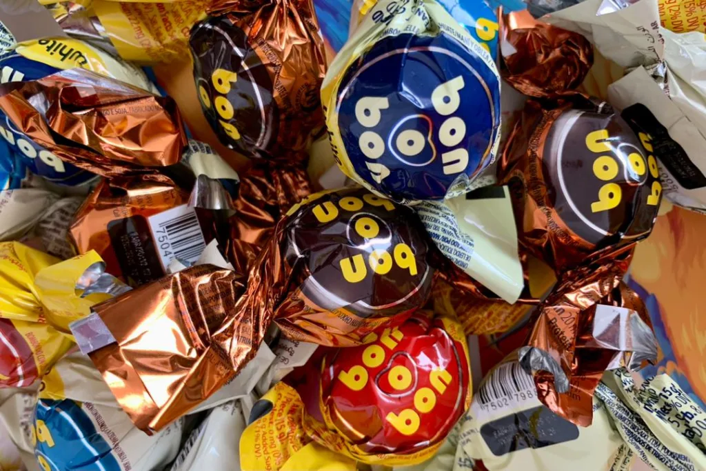 El grupo Osole trae de nuevo a los anaqueles venezolanos estos bombones argentinos, con rellenos de distintos sabores. Actualmente, los Bon o bon llegan a más de 80 países. Se fabrican en tres países, siempre bajo supervisión del grupo Arcor, y su nivel de producción es de 10.000 por minuto 