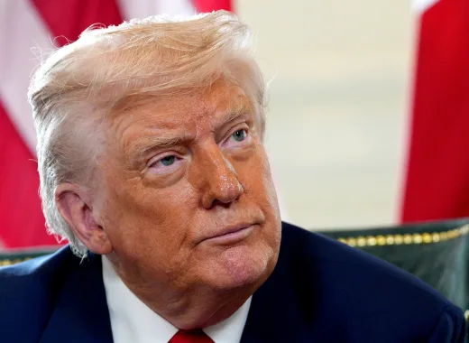 Trump Irán El presidente de Estados Unidos, Donald Trump, dijo el lunes que le da al presidente ruso, Vladimir Putin, un nuevo plazo de "10 o 12" días para terminar la guerra en Ucrania. "Voy a establecer un nuevo plazo de aproximadamente 10 o 12 días a partir de hoy. No hay razón para esperar, simplemente no vemos que se esté haciendo ningún progreso", lamentó el presidente estadounidense, quien el 14 de julio le dio un plazo de 50 días a su homólogo ruso.