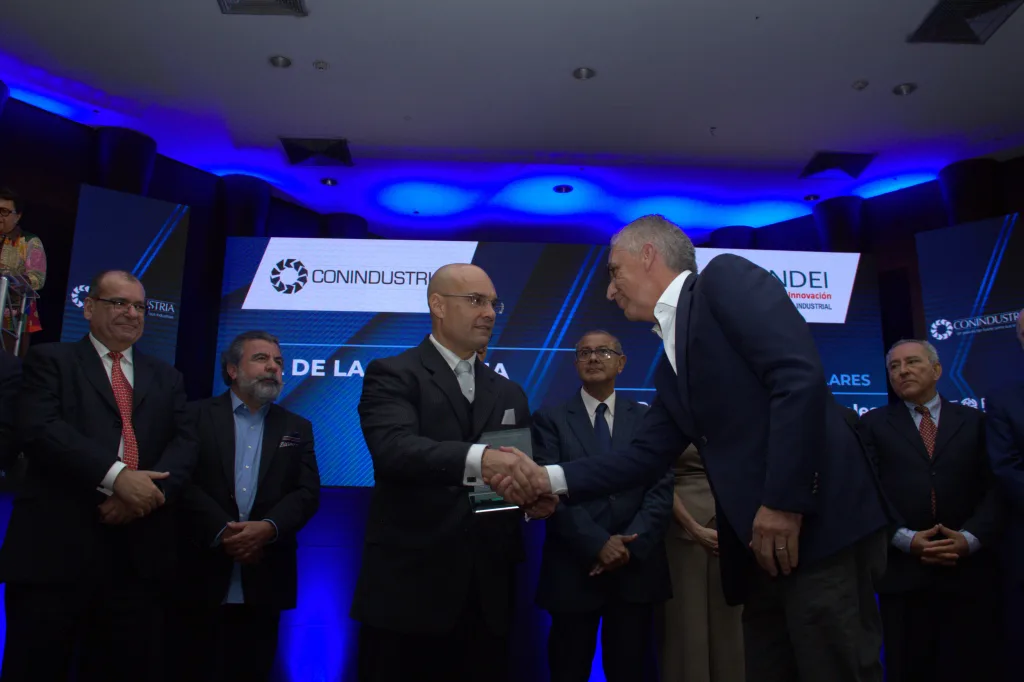 Coca-Cola FEMSA Venezuela recibe reconocimiento “Innovación y Sostenibilidad 2024” de Conindustria
