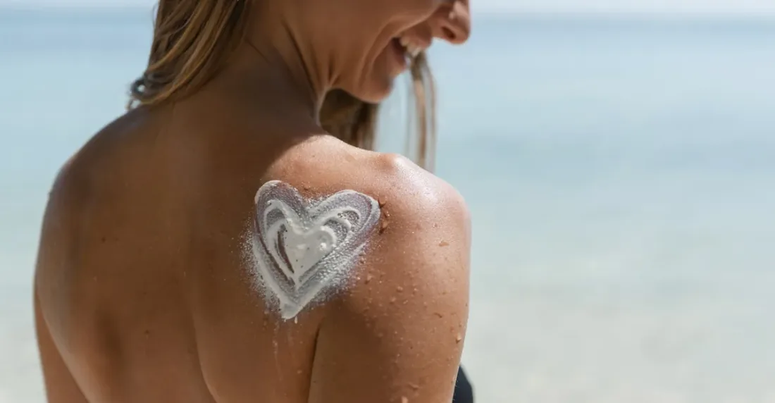 Diciembre no solo trae consigo la magia de la Navidad y el Año Nuevo, sino también una nueva oportunidad para el descanso y el reencuentro con nuestros seres queridos. Sin embargo, en medio de la planificación de viajes y celebraciones, es fundamental que las mujeres no posterguen el cuidado más importante: el propio. Para la Dra. Carmen Clara Mantellini, Ginecobstetra la prevención es la clave para un diciembre sin imprevistos: “Muy importante antes de organizar tu viaje es recordarte que es crucial tener tu chequeo anual al día, incluyendo exámenes ginecológicos, exámenes de mama y revisiones generales. Esto disminuye la posibilidad de un imprevisto cuando estemos lejos de casa. Mantente al día con las vacunas, en especial contra virus respiratorios. Nada como la salud para disfrutar plenamente de esos días”. La especialista ofrece una guía práctica para mantener el bienestar físico y mental mientras se viaja o se disfruta en casa: • Nutrición y Digestión: Manten una dieta equilibrada incluso durante el viaje. Si bien es habitual tener alteraciones en el hábito intestinal por el cambio de horarios, “una alimentación rica en fibra puede ayudarnos a mantener a tono el reloj biológico”. • Vitamina D en Invierno: Si vas a un destino invernal, donde los días son cortos, es importante garantizar niveles de vitamina D óptimos. Es importante consultarlo con tu médico de confianza para elegir la dosis adecuada. • Azúcar y Actividad Física: Una caminata de tan solo 10 minutos después de cada comida ayudará a mantener bajo control los niveles de azúcar. Cualquier actividad física es importante, sobre todo si el destino limita el movimiento. • Salud Mental y Estrés: Las vacaciones deberían ser un espacio de calma, pero el tránsito por aeropuertos y la organización pueden generar estrés. Prácticas como mindfulness, meditación, yoga o respiración consciente pueden ayudarte a mantener la calma y no perder el control. Recuerda que existen profesionales de la salud mental en línea que pueden apoyarte cuando lo necesites. • Higiene del Sueño: El descanso es fundamental. Recuerda la importancia del sueño; dormir al menos 7 horas cada día, idealmente yendo a la cama siempre a la misma hora, le dice a tu sistema que todo está en orden, lo que te ayudará a regular desequilibrios, sobre todo a tu regreso. “Beber mucha agua. Esto es muy importante sobre todo en los vuelos, ya que el aire en cabina suele ser muy seco. La recomendación internacional es de al menos 1 vaso de agua por cada hora de viaje. Piensa que, con cada ida al baño, es la excusa perfecta para estirar las piernas y activar los músculos. Para mujeres mayores de 50 años o con insuficiencia circulatoria, se recomienda utilizar medias de compresión moderada en vuelos de larga distancia” asevera Mantellini. Finalmente, en el ámbito ginecológico, la Dra. Insta a la conciencia: “Evita fumar, evita o limita el consumo de alcohol y practica sexo seguro.” Para más consejos de salud femenina y bienestar, siga a la Dra. Carmen Mantellini en todas sus redes sociales: @dramantellini