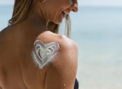 Diciembre no solo trae consigo la magia de la Navidad y el Año Nuevo, sino también una nueva oportunidad para el descanso y el reencuentro con nuestros seres queridos. Sin embargo, en medio de la planificación de viajes y celebraciones, es fundamental que las mujeres no posterguen el cuidado más importante: el propio. Para la Dra. Carmen Clara Mantellini, Ginecobstetra la prevención es la clave para un diciembre sin imprevistos: “Muy importante antes de organizar tu viaje es recordarte que es crucial tener tu chequeo anual al día, incluyendo exámenes ginecológicos, exámenes de mama y revisiones generales. Esto disminuye la posibilidad de un imprevisto cuando estemos lejos de casa. Mantente al día con las vacunas, en especial contra virus respiratorios. Nada como la salud para disfrutar plenamente de esos días”. La especialista ofrece una guía práctica para mantener el bienestar físico y mental mientras se viaja o se disfruta en casa: • Nutrición y Digestión: Manten una dieta equilibrada incluso durante el viaje. Si bien es habitual tener alteraciones en el hábito intestinal por el cambio de horarios, “una alimentación rica en fibra puede ayudarnos a mantener a tono el reloj biológico”. • Vitamina D en Invierno: Si vas a un destino invernal, donde los días son cortos, es importante garantizar niveles de vitamina D óptimos. Es importante consultarlo con tu médico de confianza para elegir la dosis adecuada. • Azúcar y Actividad Física: Una caminata de tan solo 10 minutos después de cada comida ayudará a mantener bajo control los niveles de azúcar. Cualquier actividad física es importante, sobre todo si el destino limita el movimiento. • Salud Mental y Estrés: Las vacaciones deberían ser un espacio de calma, pero el tránsito por aeropuertos y la organización pueden generar estrés. Prácticas como mindfulness, meditación, yoga o respiración consciente pueden ayudarte a mantener la calma y no perder el control. Recuerda que existen profesionales de la salud mental en línea que pueden apoyarte cuando lo necesites. • Higiene del Sueño: El descanso es fundamental. Recuerda la importancia del sueño; dormir al menos 7 horas cada día, idealmente yendo a la cama siempre a la misma hora, le dice a tu sistema que todo está en orden, lo que te ayudará a regular desequilibrios, sobre todo a tu regreso. “Beber mucha agua. Esto es muy importante sobre todo en los vuelos, ya que el aire en cabina suele ser muy seco. La recomendación internacional es de al menos 1 vaso de agua por cada hora de viaje. Piensa que, con cada ida al baño, es la excusa perfecta para estirar las piernas y activar los músculos. Para mujeres mayores de 50 años o con insuficiencia circulatoria, se recomienda utilizar medias de compresión moderada en vuelos de larga distancia” asevera Mantellini. Finalmente, en el ámbito ginecológico, la Dra. Insta a la conciencia: “Evita fumar, evita o limita el consumo de alcohol y practica sexo seguro.” Para más consejos de salud femenina y bienestar, siga a la Dra. Carmen Mantellini en todas sus redes sociales: @dramantellini