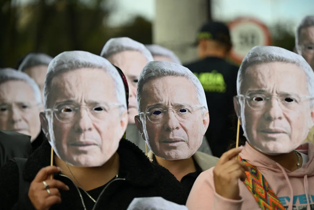Condenan a Álvaro Uribe a 12 años de prisión domiciliaria
