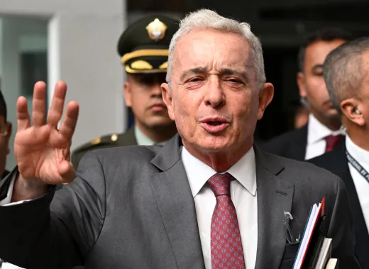 Condenan a Álvaro Uribe a 12 años de prisión domiciliaria
