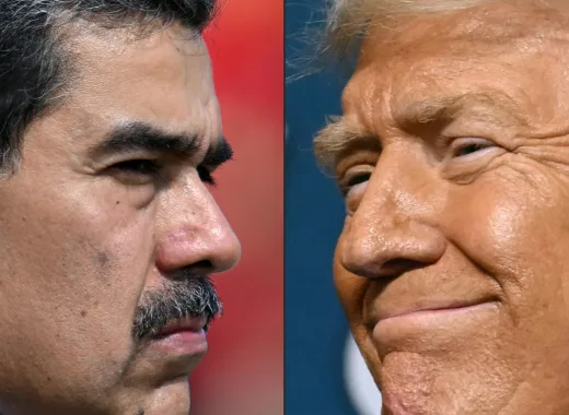The New York Times Trump amenaza de nuevo a Maduro si no acepta a "presos y personas de instituciones mentales" El gobierno del presidente estadounidense Donald Trump aumentó este jueves 7 de agosto a 50 millones de dólares la recompensa por "información que conduzca al arresto" del presidente de Venezuela Nicolás Maduro, a quien acusa de colaborar con organizaciones de narcotráfico como el Cartel de los Soles y de haber "estrangulado la democracia".