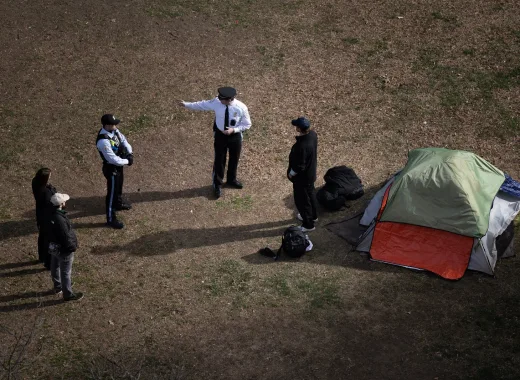 Trump no quiere ver indigentes y les pide irse "lejos de Washington"