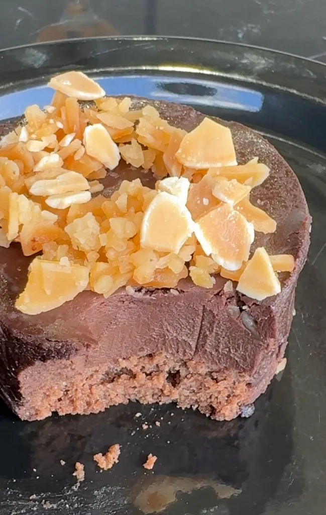 harina de almendras, leche de almendras y chocolate 99% cacao. Es libre de gluten, lácteos y de azúcar.
