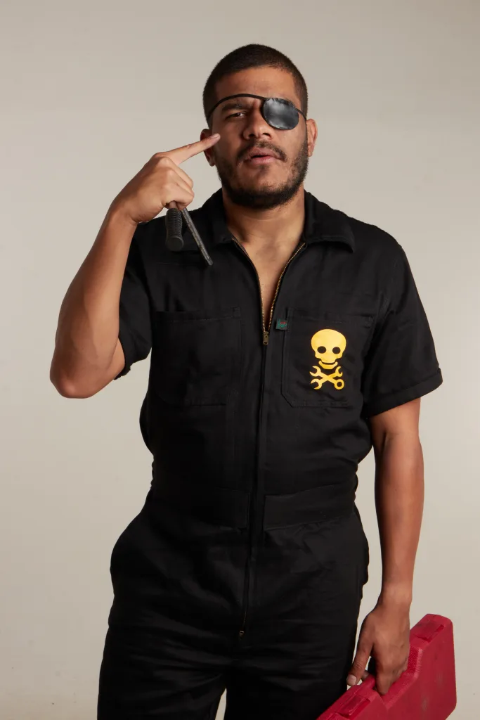 John Acosta como "El mecánico pirata"