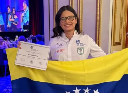 El postre ganador que presentó Venezuela brilló con los sabores venezolanos del cacao y el mango como protagonistas. Fue una composición de ganache cocida de cacao al 72%, espuma de mango y té negro, gelée de té y miel, jalea de mango con vainilla, mango lactofermentado verde y maduro, sorbete de mango y té y deco de chocolate.