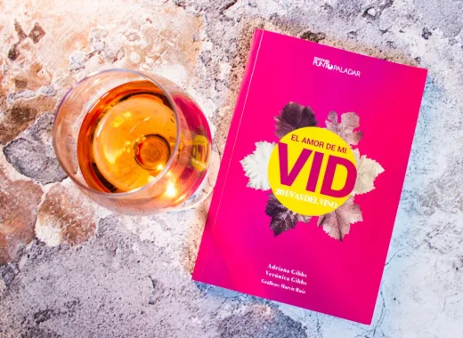 "El amor de mi vid: 20 uvas del vino" es el nuevo libro de Adriana Gibbs