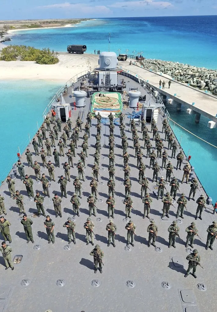 Maduro llena La Orchila de soldados, armas y aviones por 72 horas