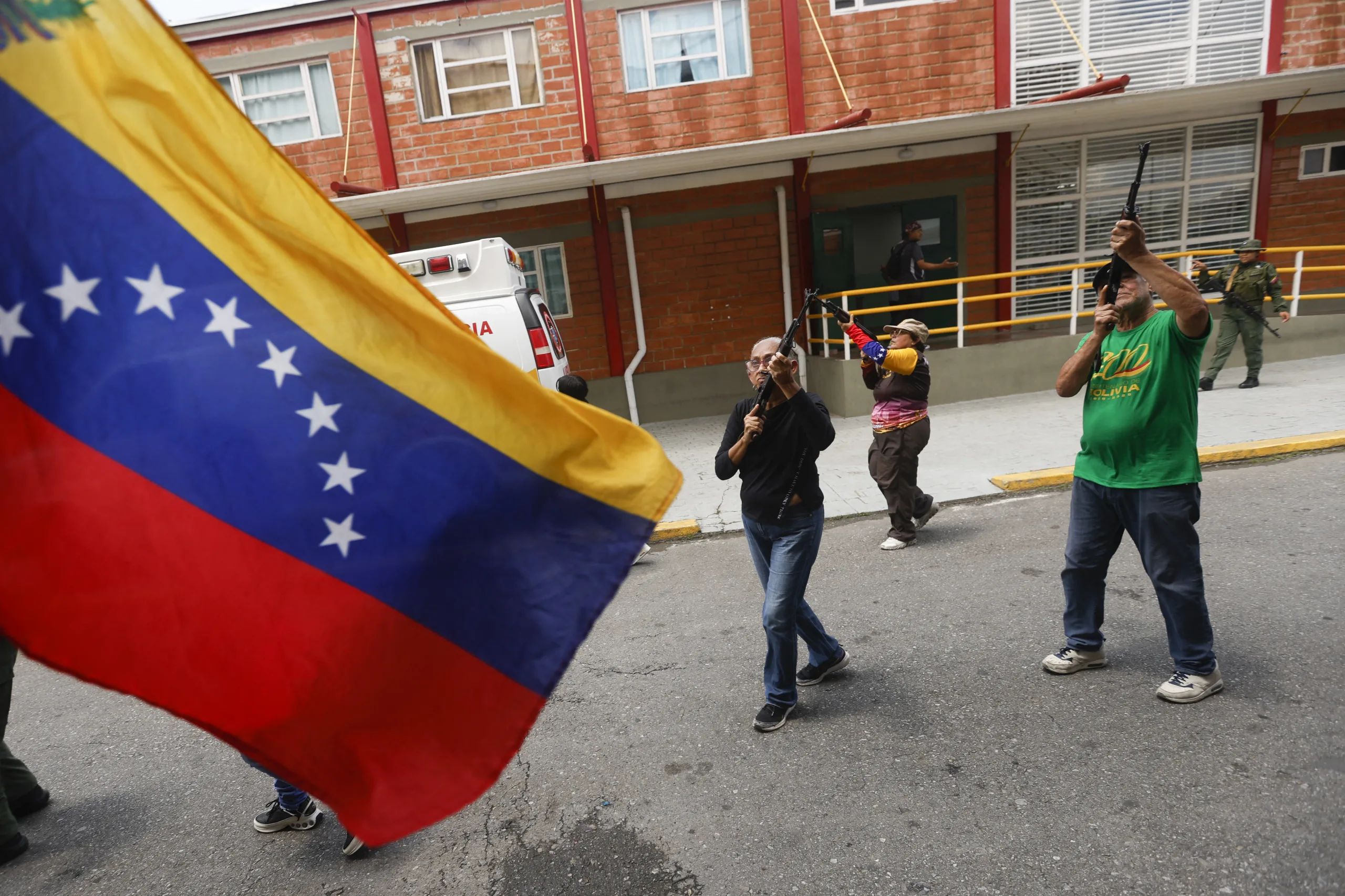 Trump amenaza de nuevo a Maduro si no acepta a "presos y personas de instituciones mentales"