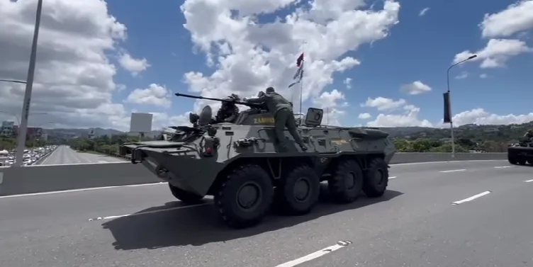 Caos en Caracas por ejercicios militares: tanques cerraron la autopista del Este