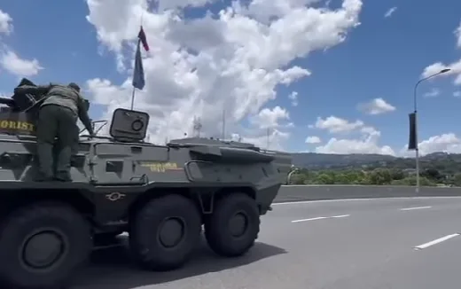 Caos en Caracas por ejercicios militares: tanques cerraron la autopista del Este