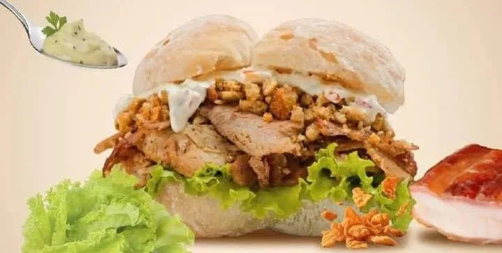 ¿Qué es el pan con chicharrón peruano y dónde se come en Caracas?