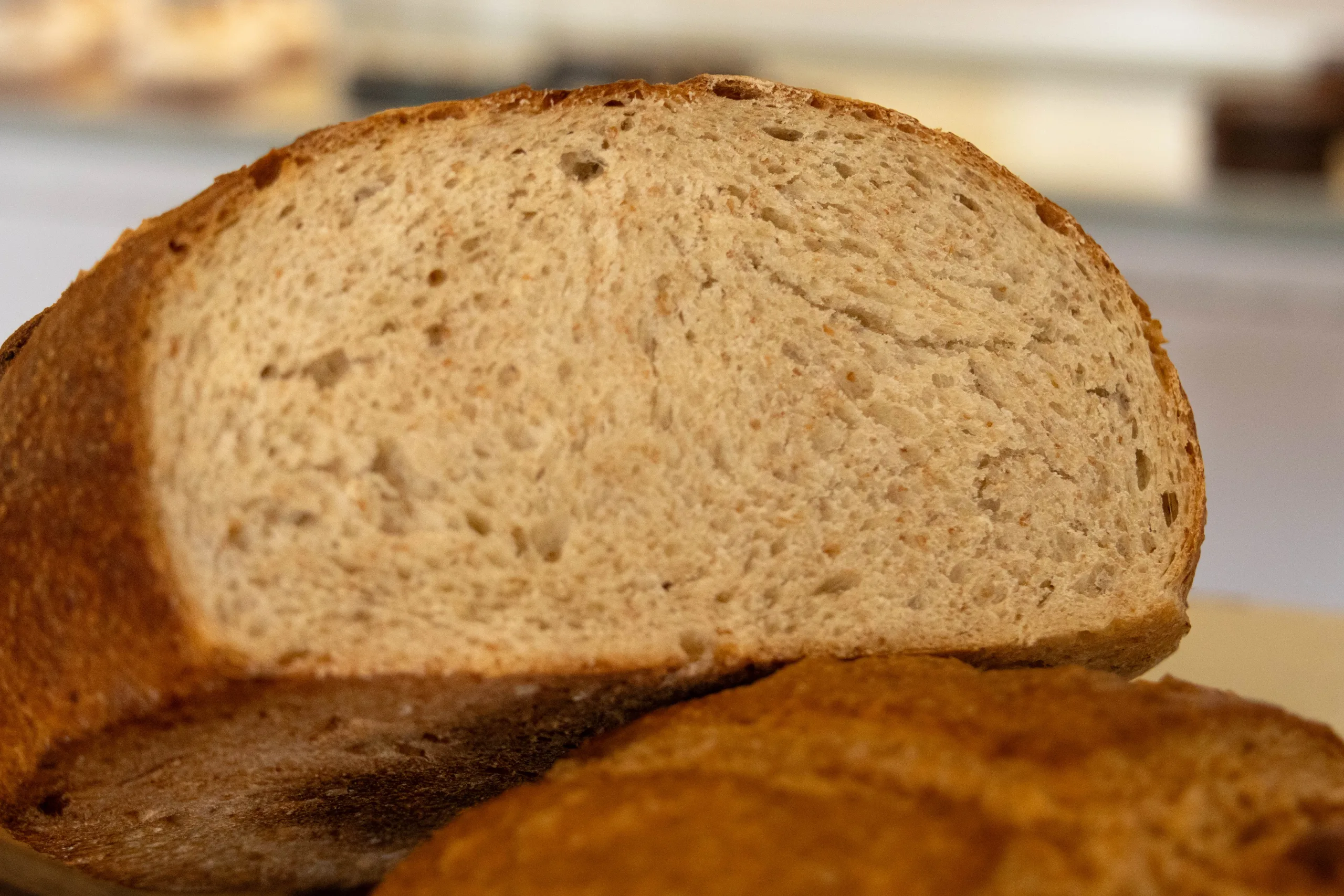 Miga densa y corteza crujiente: así son los nuevos panes de masa madre de Eric Martin