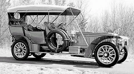 El Panhard & Levassor contaba con un motor que solo generaba 8 caballos de fuerza