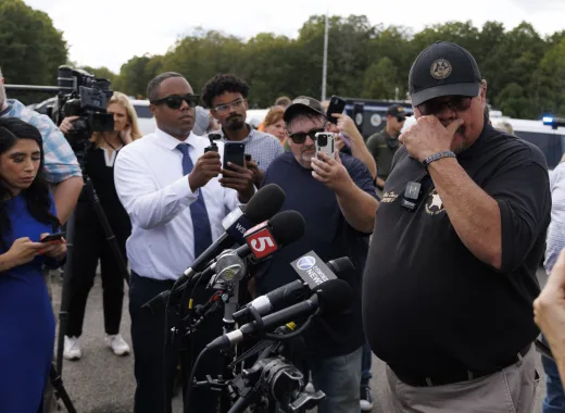 Confirman 18 muertos por la explosión de una fábrica en Tennessee "Podemos asumir en este momento que han fallecido. No hay sobrevivientes", declaró Chris Davis, sheriff del condado de Humphreys, Tennessee, en una conferencia de prensa desarrollada al día siguiente del desastre, es decir, este 11 de octubre.