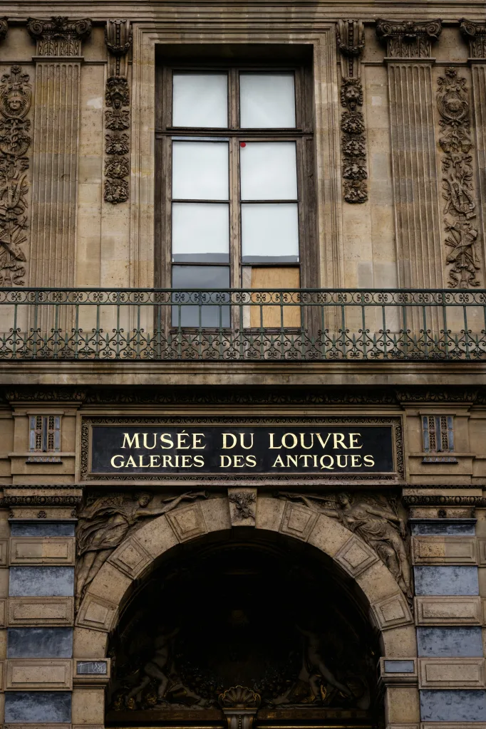 El Louvre defiende la calidad de las vitrinas que los ladrones rompieron en minutos