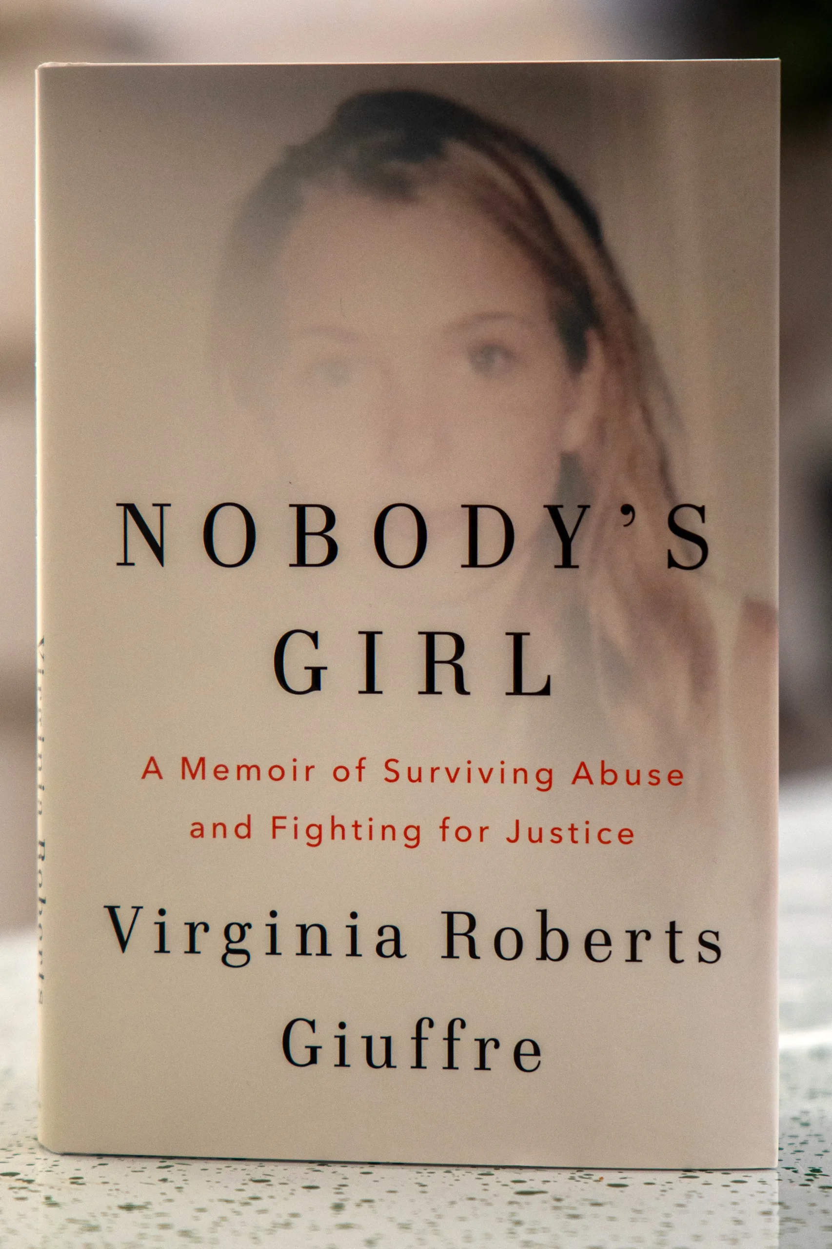 "La chica de nadie": nuevo libro compromete aún más al príncipe Andrés