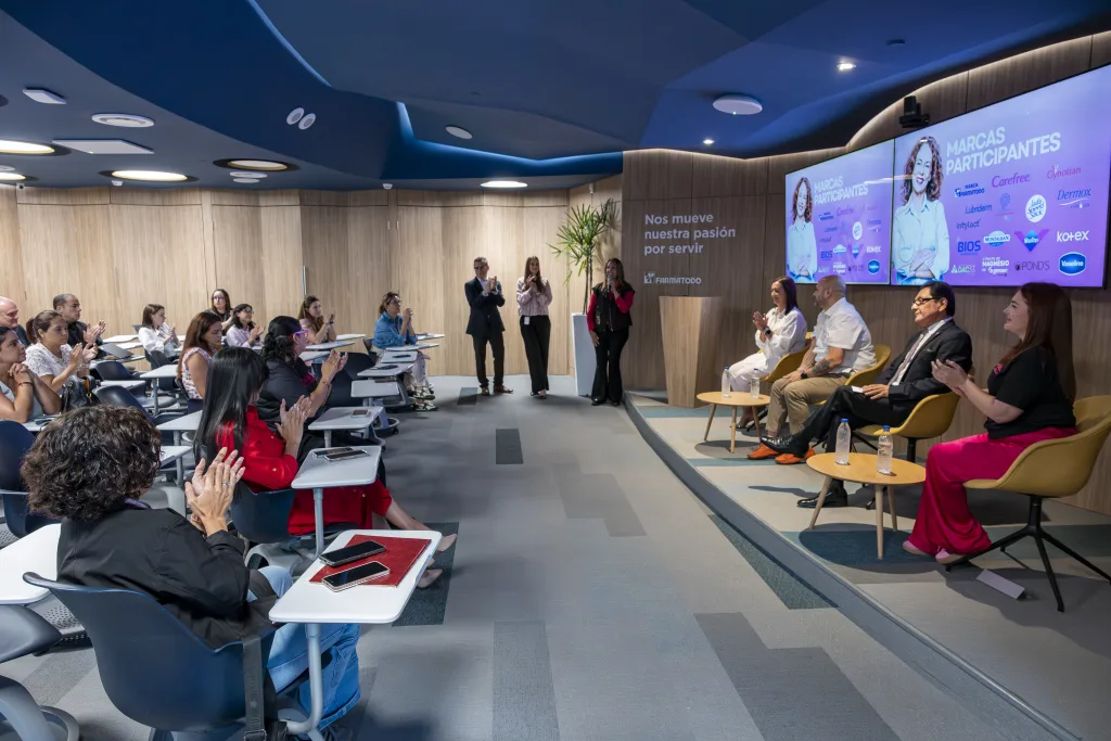 farmatodo una mano al pecho