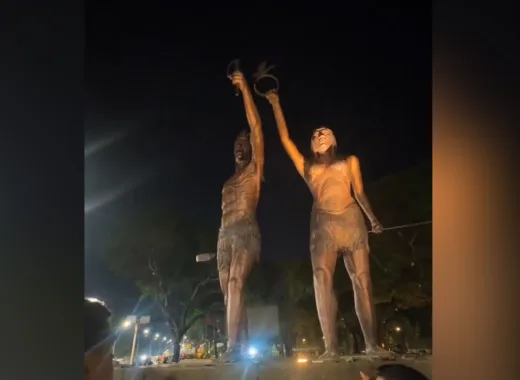 Por inauguración de las estatuas de los indios cacique Guaicaipuro y Urquía, en la tarde del domingo 12 de octubre, fue cerrada por completo la autopista Gran Cacique Guaicaipuro (antes llamada Francisco Fajardo) desde Bello Monte y hasta después del Jardín Botánico.