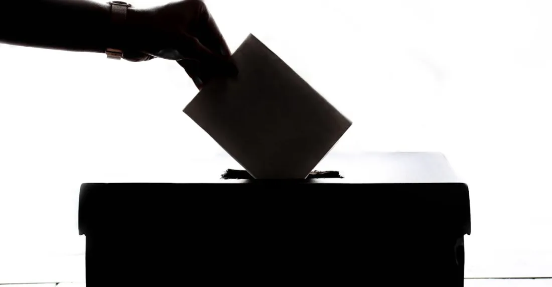 ¿Es hoy la democracia regla o excepción? No tengo duda de que, con todos sus defectos y problemas, a veces de compleja solución, es la regla más sensata para la organización y funcionamiento político de las sociedades. Como práctica, hay que admitir que la cuestión luce más discutible. Se trata de un invento sencillo de muy difícil aplicación. La verdad es que actualmente sólo uno de cada cinco habitantes del planeta vive en libertad.